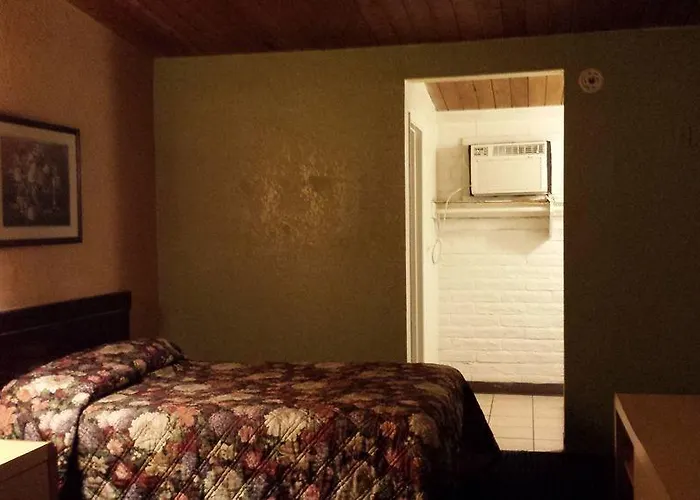Hotel Mccoy - Art, Coffee, Beer, Wine, Pool 3*